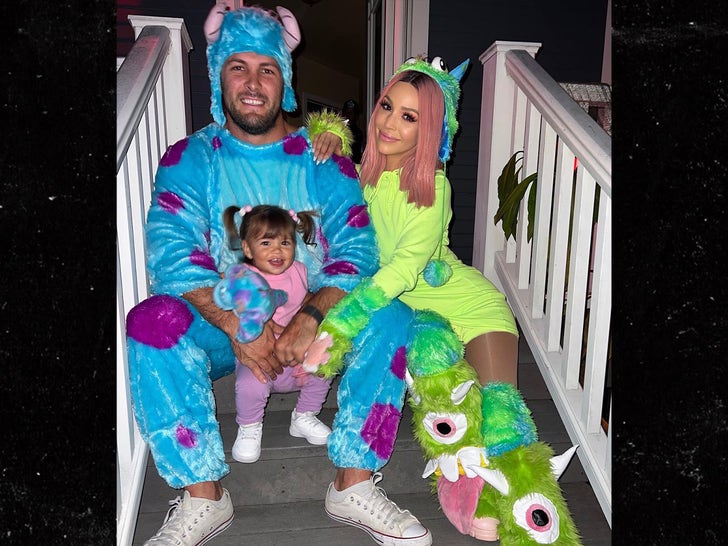 1011-Celebrity-Family-Halloween-Costumes-Sub2