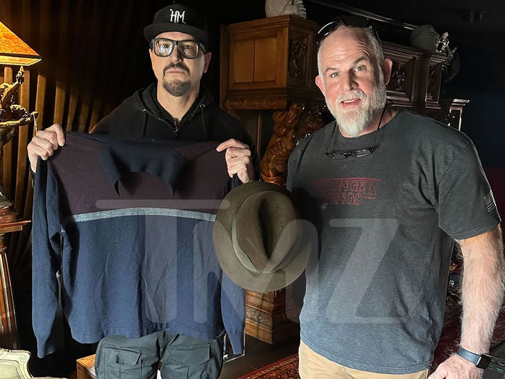 Zak Bagans - memperoleh topi & sweter Suddam Hussein