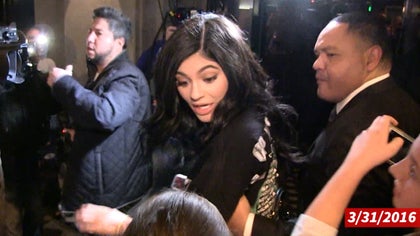 040116_kylie_jenner_kaltura_swiped