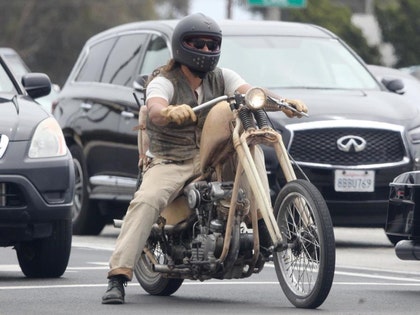 0510-jason-momoa-motorcycle-la-pcn-01