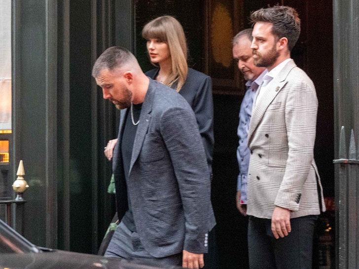 Taylor and Travis in London backgrid 2\
