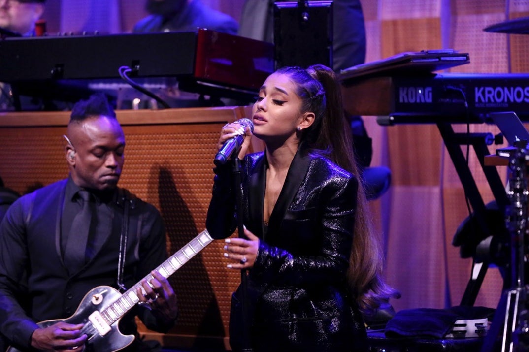 ariana_grande_performance_photos2