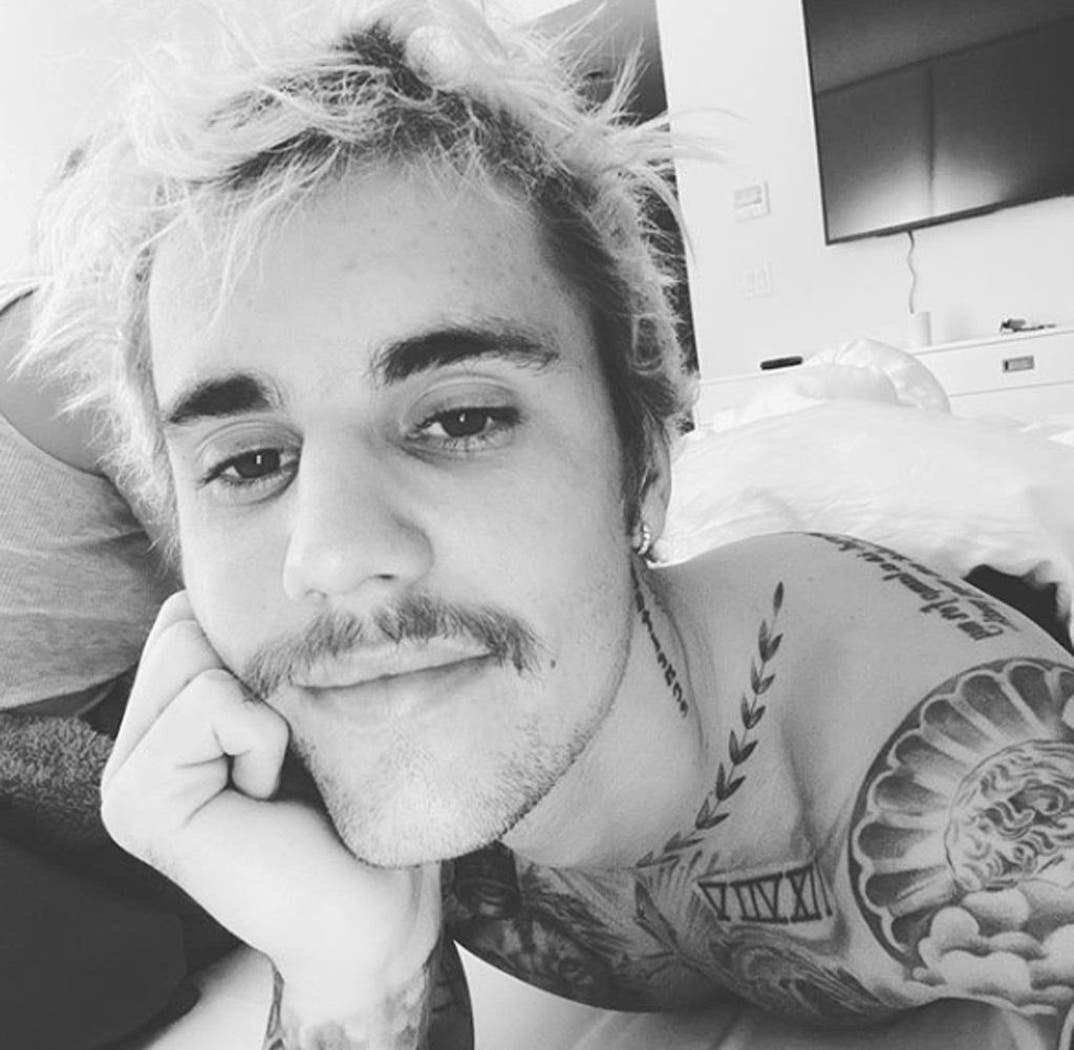 justin-bieber-shirtless-shots-02