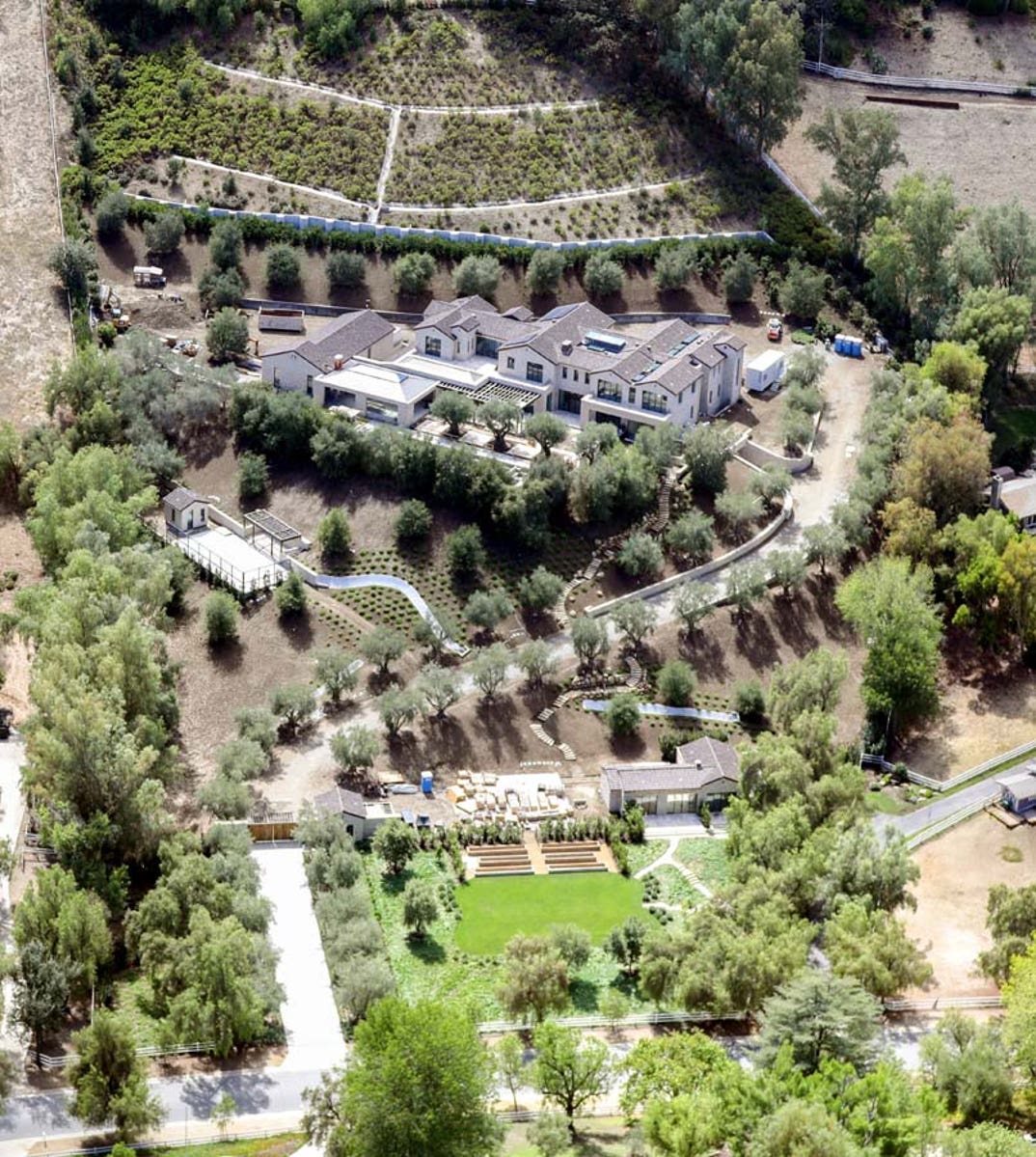 x17_kylie_jenner_aerial_090726_57