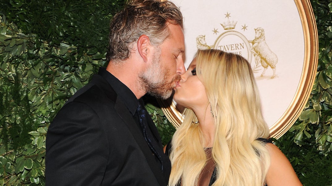 1206-Jessica-Simpson-and-Eric-Johnson-Together-photos-footer