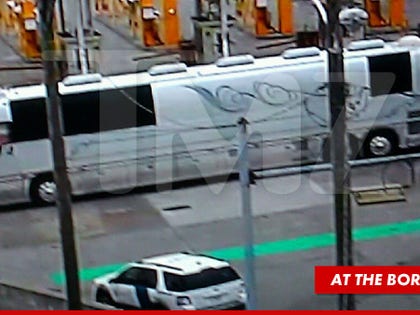 0320-rihanna-tour-bus-tmz