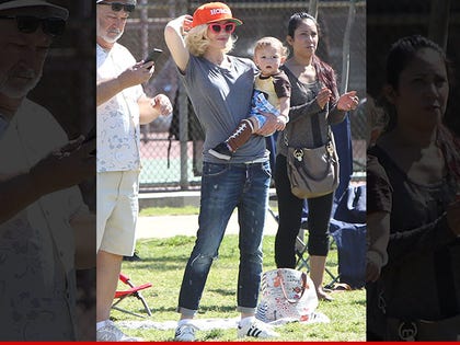 0308-gwen-stefani-soccer-mom-FAMEFLYNET-01