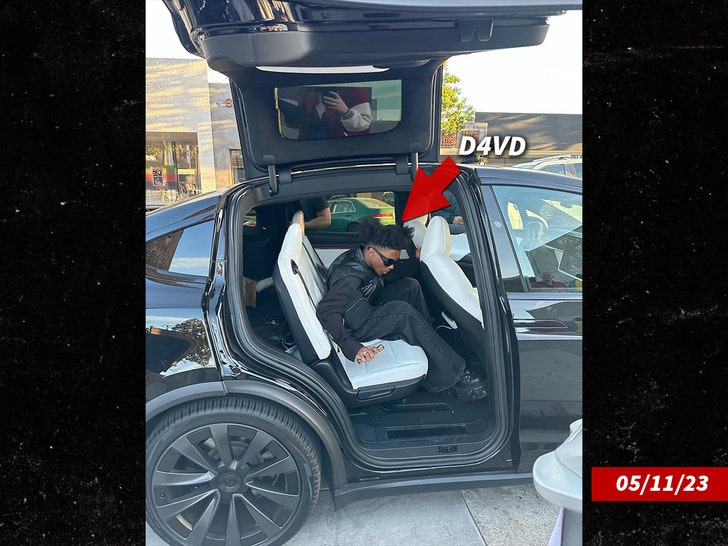 D4VD mayo 2023 Insta 2 en el auto Tesla