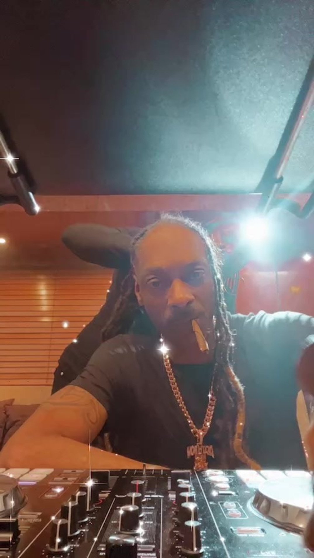 0419 Snoop Dog Smoking Shots 0