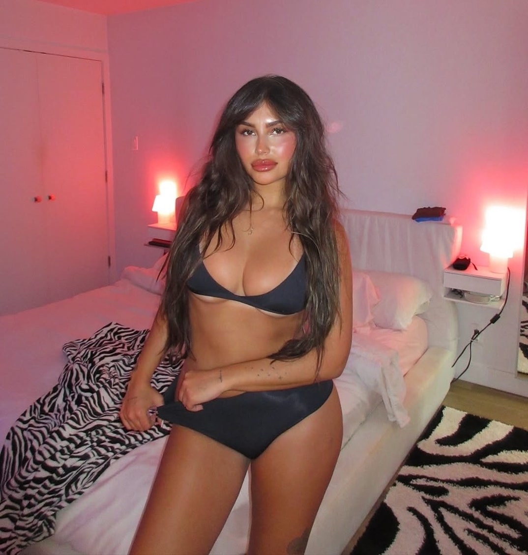 Claudia Tihan Hot Shots 22