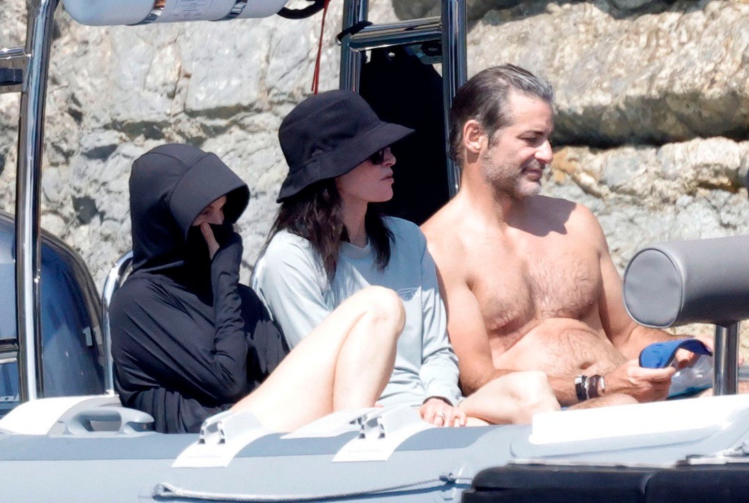 Jennifer Aniston Courteney Cox Pedro Pascal Jim Curtis Yacht Mallorca 11