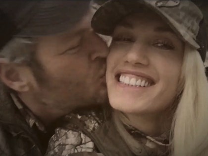 1222-blake-gwen-kiss-twitter-01