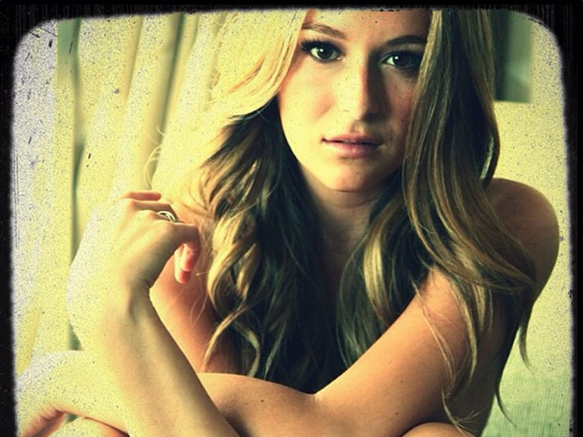 Stare at Alexa Vega Sexy Twitter Photos