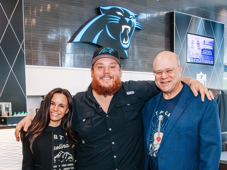 FOTO – Luke Combs com David e Nicole Tepper no Bank of America Stadium antes do show do Carolina 10.26 – crédito Tepper Sports and Entertainment