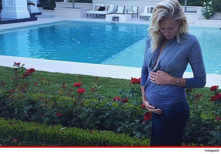 Paulina Gretzky -- Pulls the Goalie Gets Pregnant :: 0923-pualina-gretzky-instagram-4