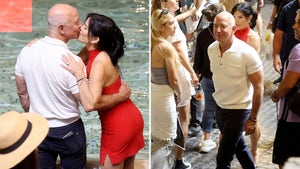 Jeff Bezos And Lauren Sanchez Kissing In Rome