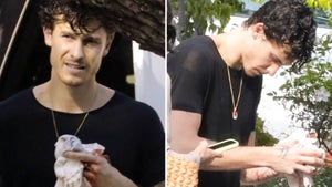 0513-Shawn-Mendes-Cut-Finger-PRIMARY