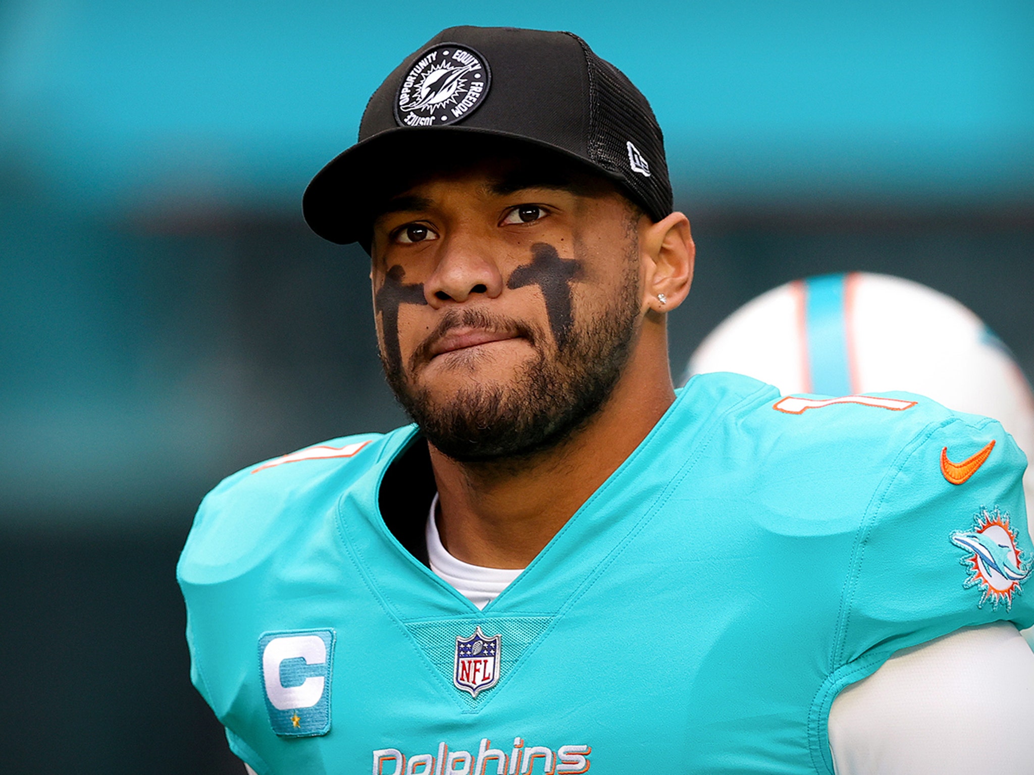 Dolphins' Mike McDaniel confirms Tua Tagovailoa suffered a concussion,  Teddy Bridgewater to start vs. Patriots