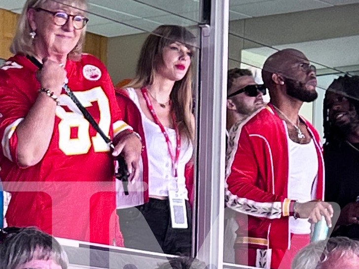 Taylor Swift And Travis Kelce’s Mom new5