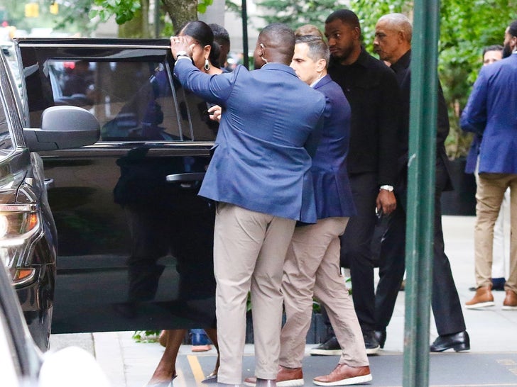 0527-Barack-Michelle-Obama-Seen-Together-After-6-Months-NYC-Hotel-Sub2
