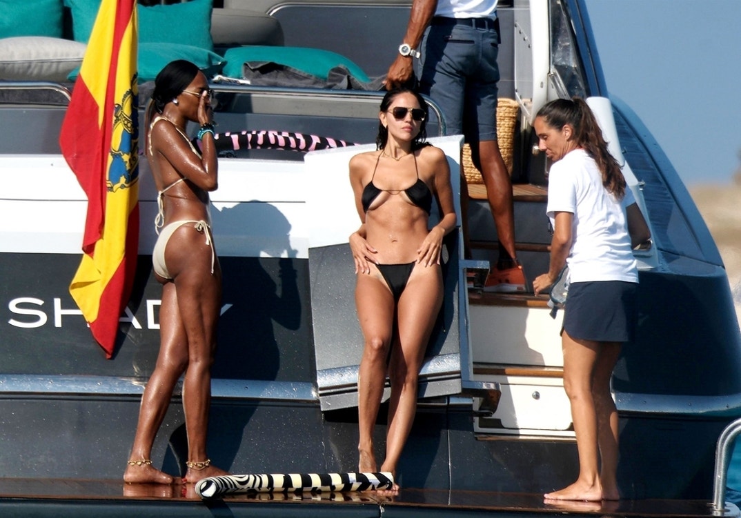 Naomi Campbell On A Yacht In A Bikini With Michelle Rodriguez and Eiza  Gonzalez