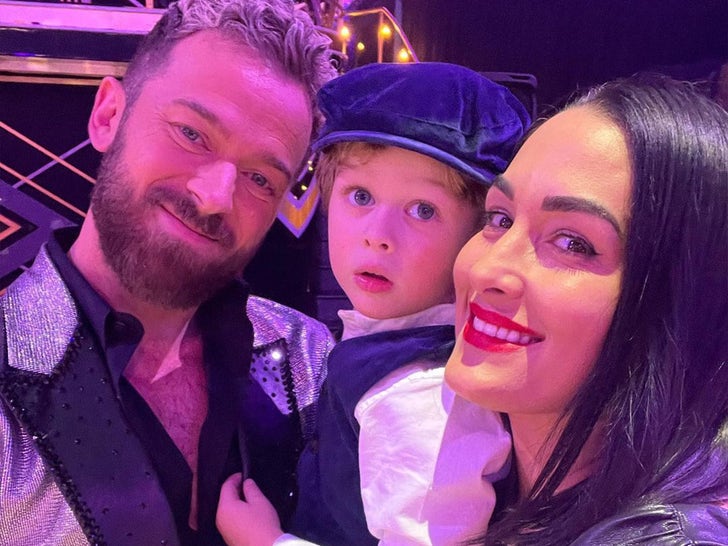 Nikki Bella e Artem Chigvintsev Fotos de família