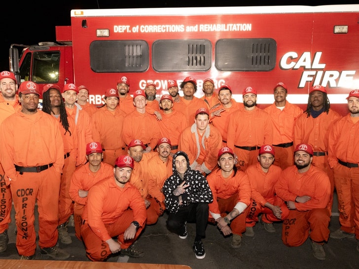 Travis Barker incontra i vigili del fuoco incarcerati da La Fires Photos 2