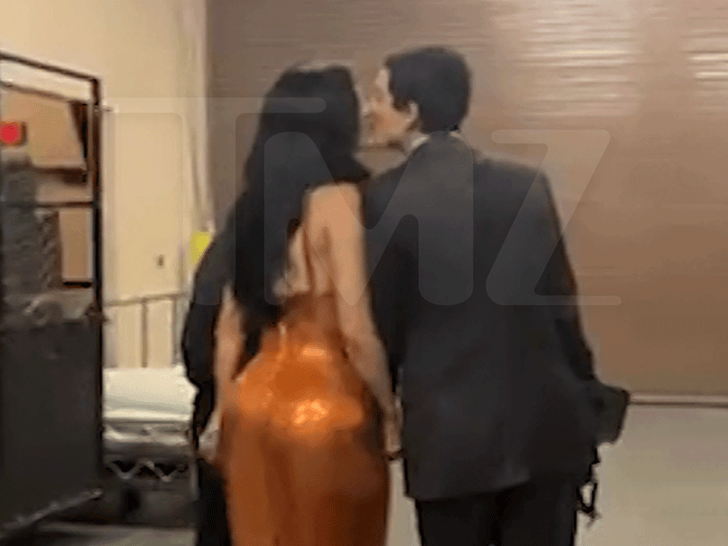 010425_kylie_jenner_timothee_chalamet_kiss_primary._v2png