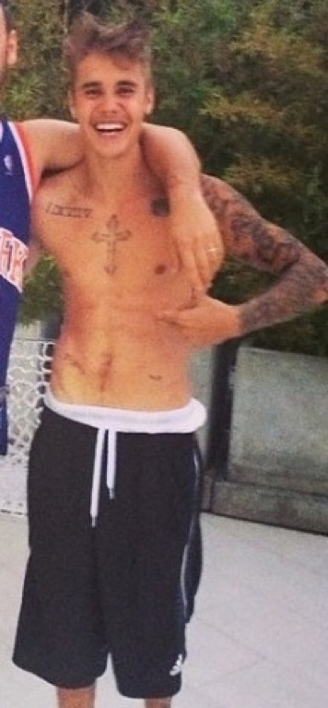 0229_justin_bieber_shirtless13