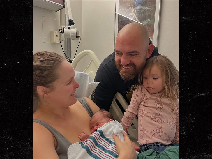 Ronda Rousey y Travis Browne dan la bienvenida a una nueva niña