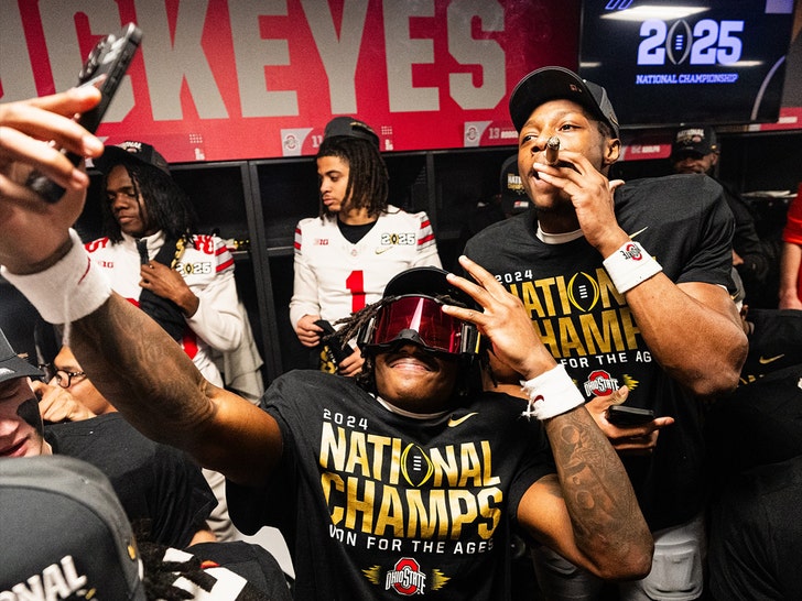 ohio state players celebrating 1