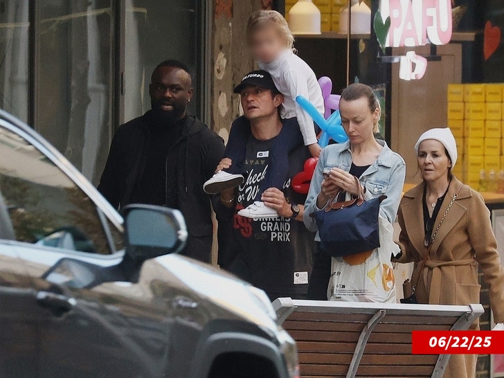 orlando bloom with daughter in perth for katy perry concert backgrid 2