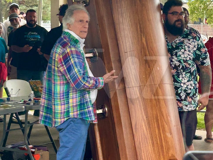 Henry Winkler Fan Brings Coffin For Him to Sign At Autograph Event