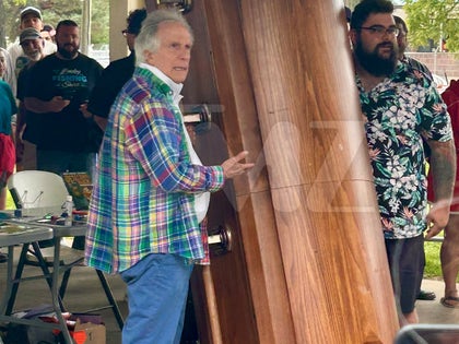 0826-Henry-Wrinkler-Signs-Coffin-PRIMARY