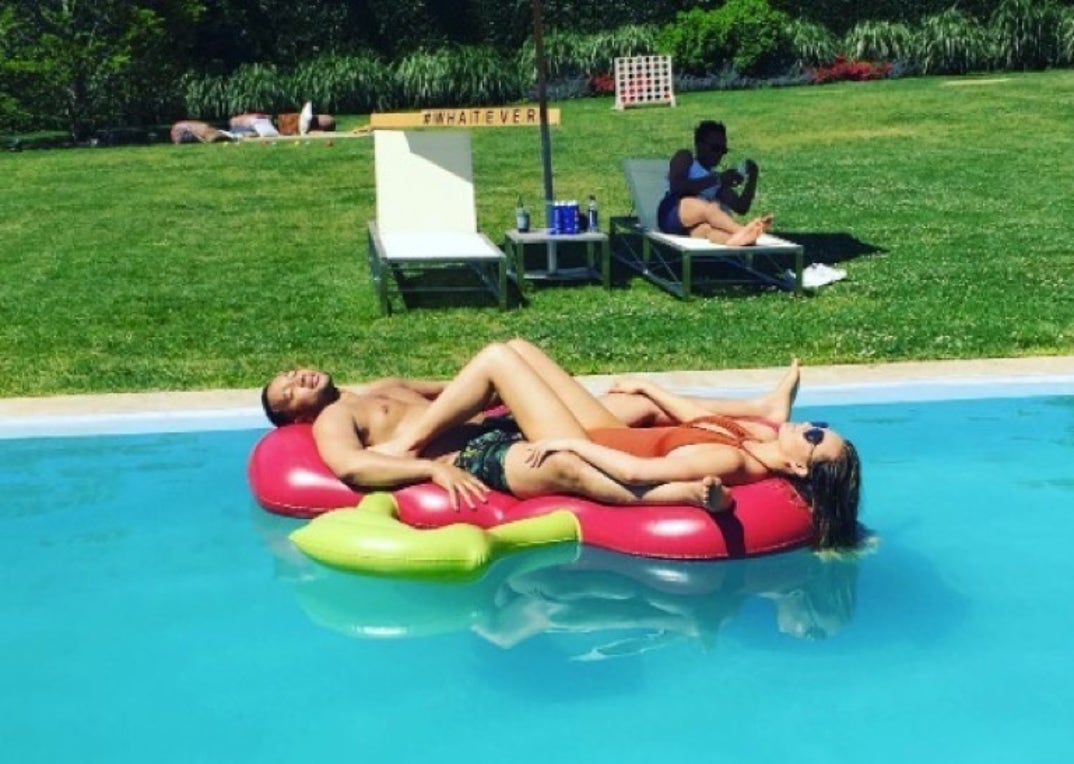 1216_chrissy_teigen_hot00