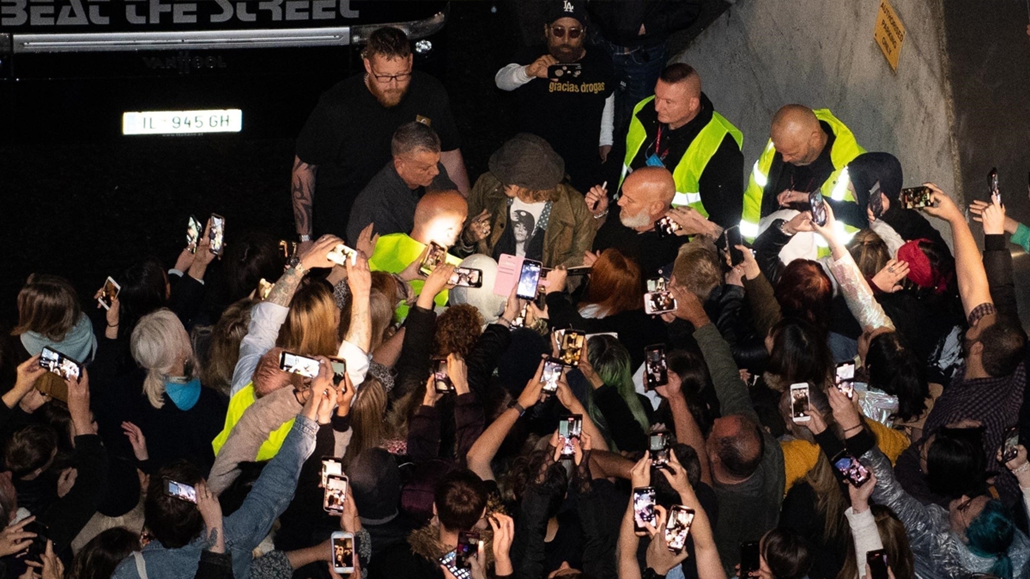 Johnny Depp grouillant de fans, signe des autographes