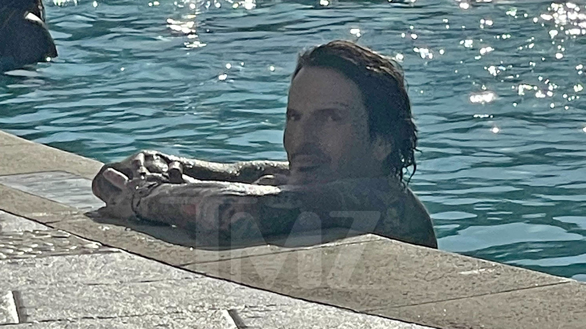 Tommy Lee Relaxing Poolside with Broken Ribs On Mötley Crüe Tour – TMZ