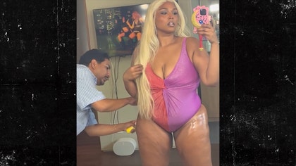062825_lizzo_bathing_suit_kal