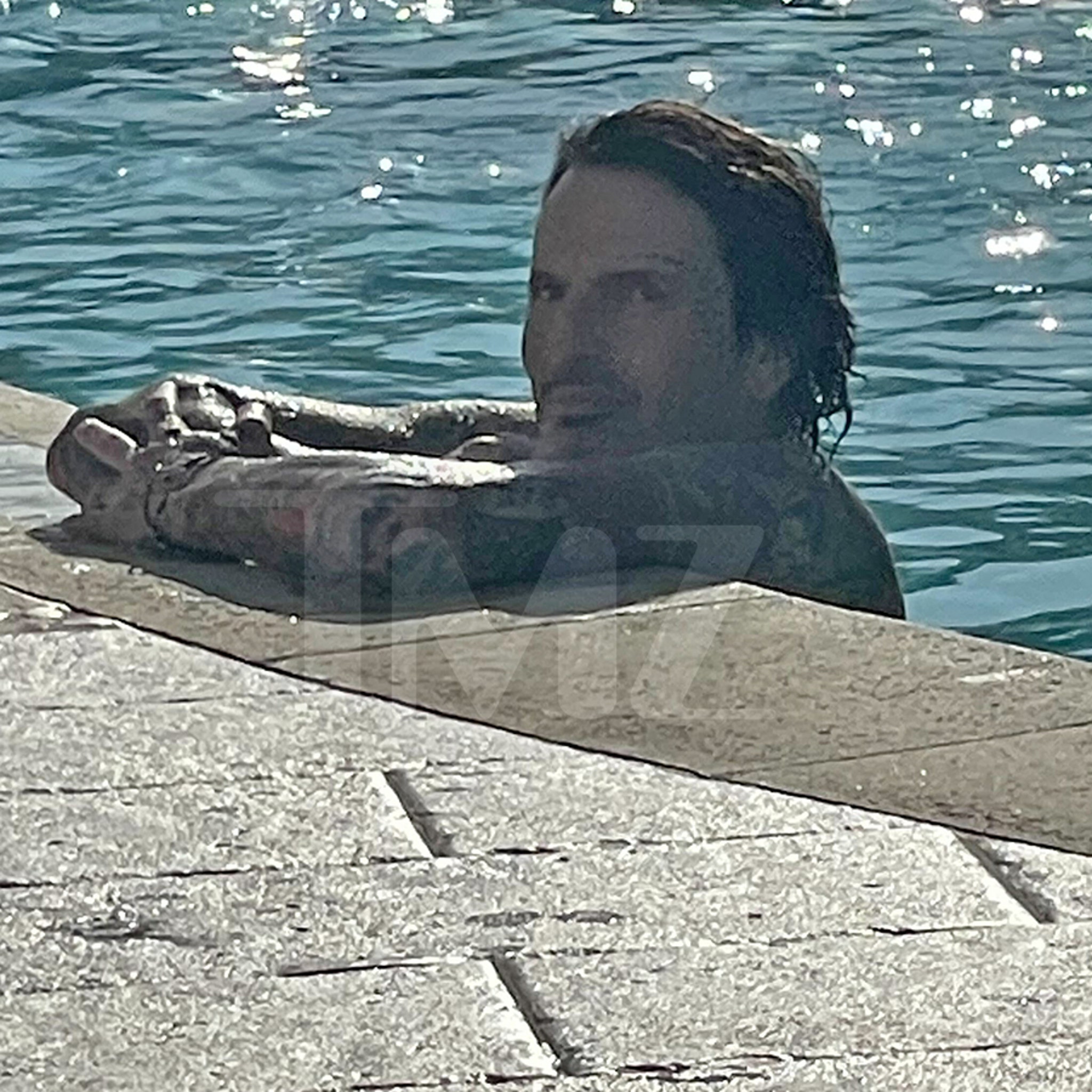Tommy Lee Relaxing Poolside with Broken Ribs On Mötley Crüe Tour