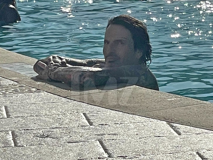 Tommy Lee Relaxing Poolside with Broken Ribs On Mötley Crüe Tour