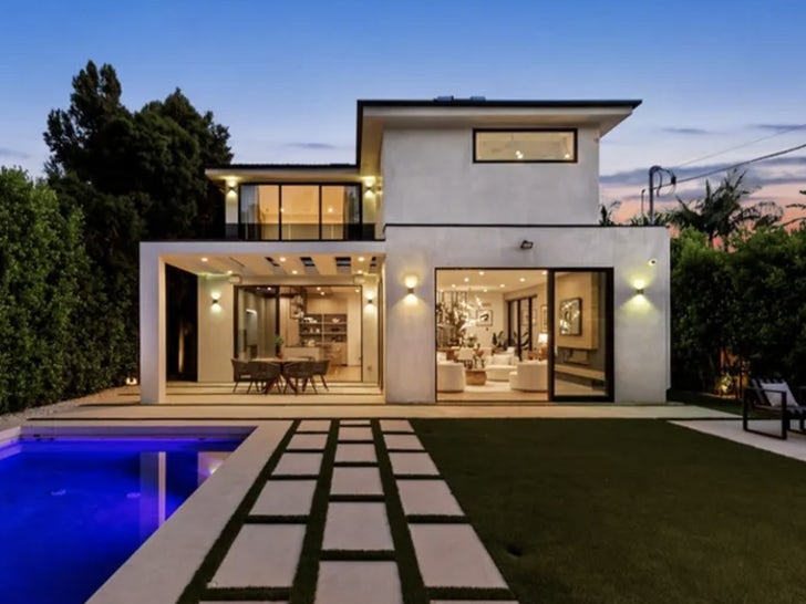 0512-Nigel-Lythgoe-Hollywood-House-Sold-Photows-Primary-4