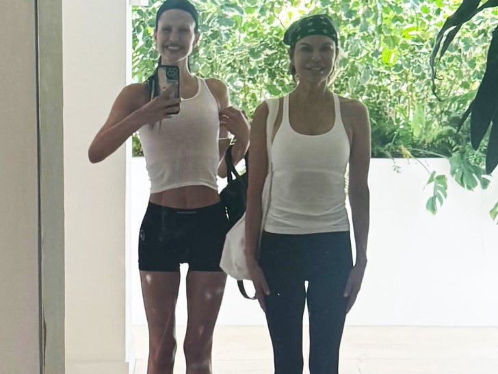 0513-Relia-Rinna-Amelia-Gray-show-in-kikinis-sub1