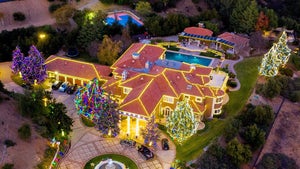 1216-Celebs-Christmas-House-Decor-PRIMARY