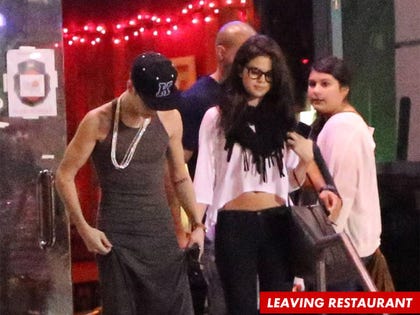 1117-justin-bieber-selena-gomez-fame-flynet-leaving