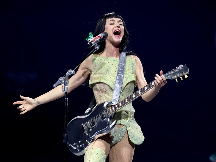 Katy Perry performs during The Lifetimes Tour 2025  In Mexico City