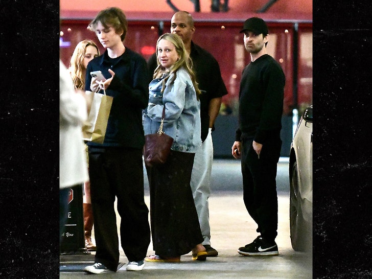 Jennifer-Meyer-Tobey-Maguire-backgrid-1
