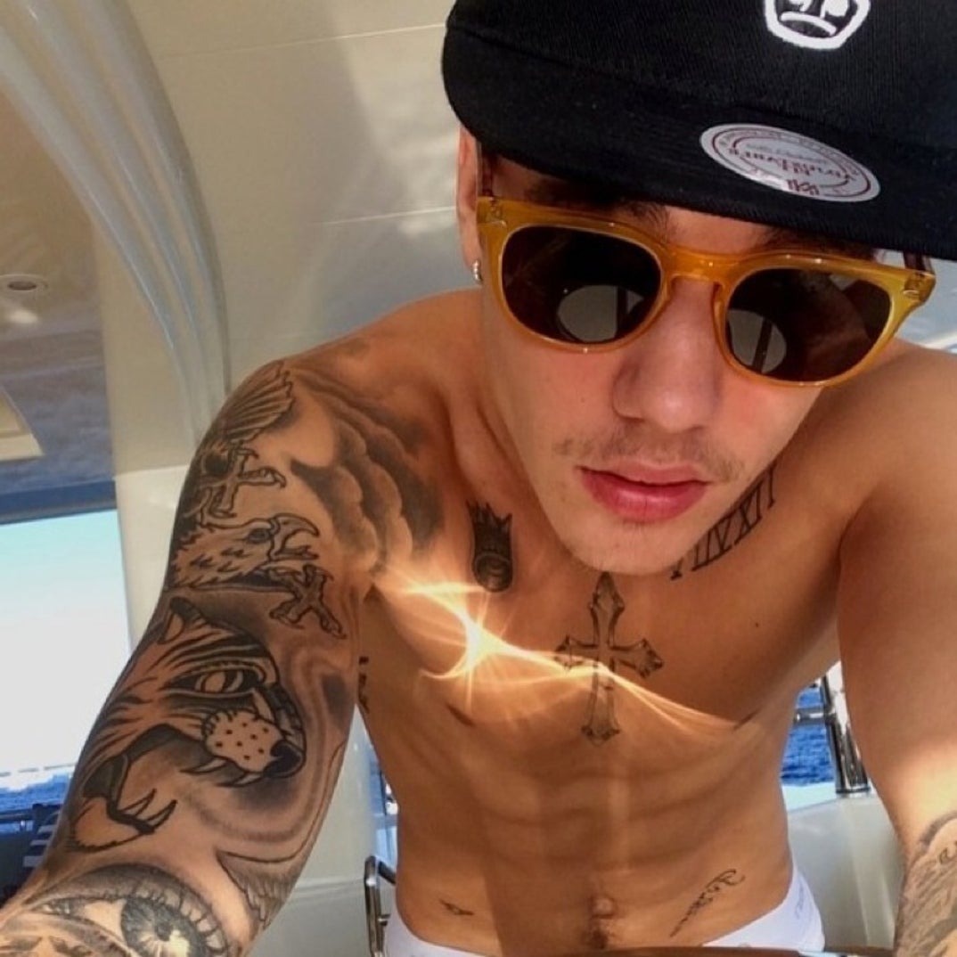 0229_justin_bieber_shirtless16