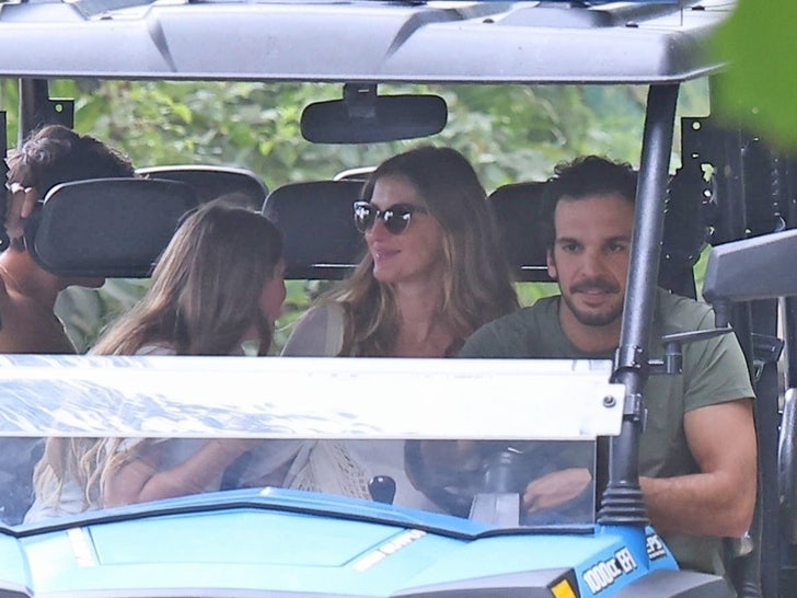 Pregnant Gisele Bündchen In Costa Rica With BF Joaquim Valente & Her Kids