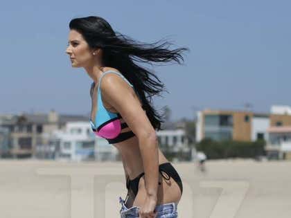Sammi_Steffen_bikini_sexy_photos_bugged_01