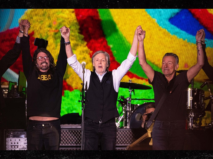 Paul McCartney Joined by Dave Grohl and Bruce Springsteen at Glastonbury festival.jpg